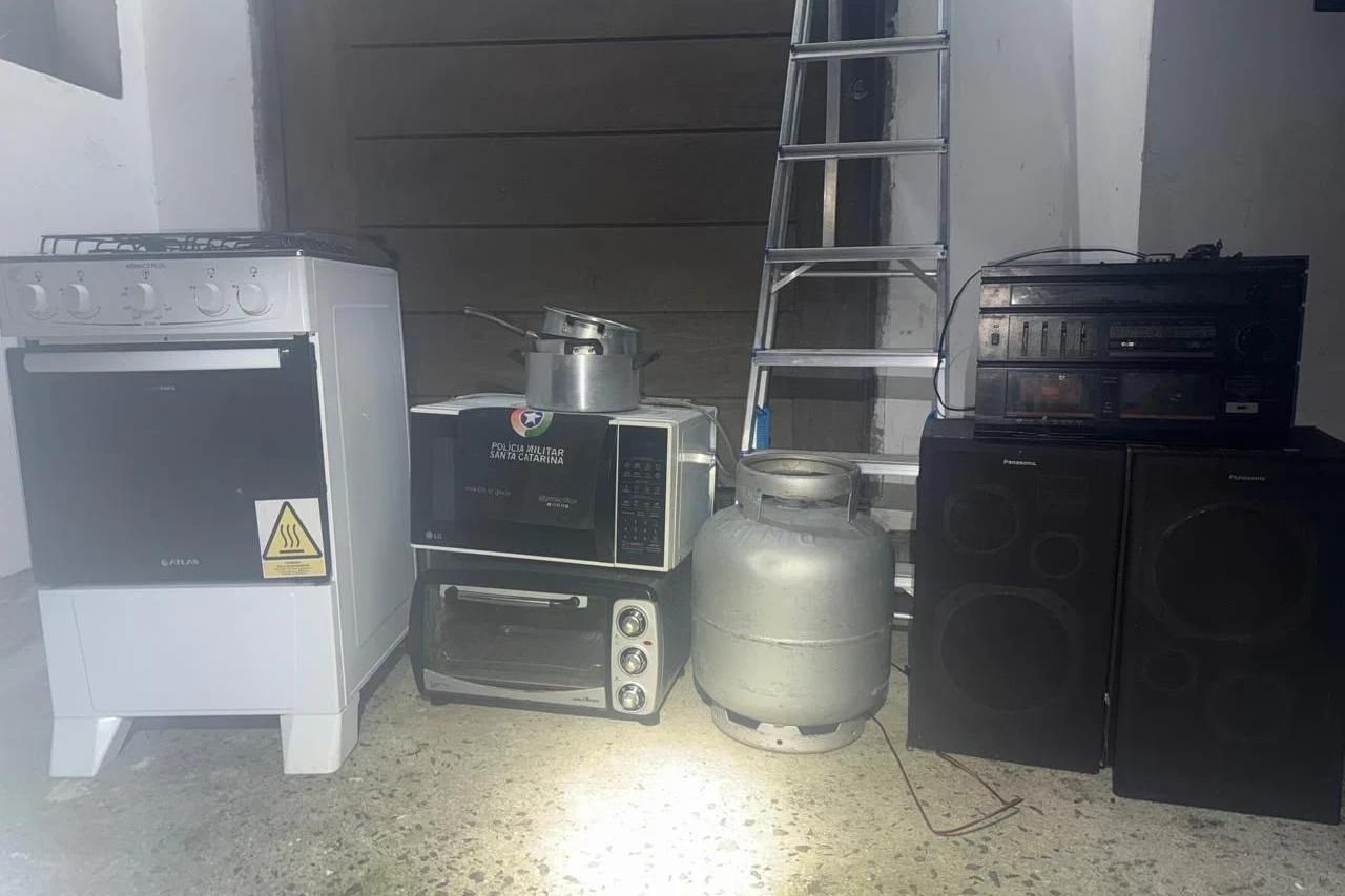Homens são presos após serem flagrados com objetos furtados de uma residência