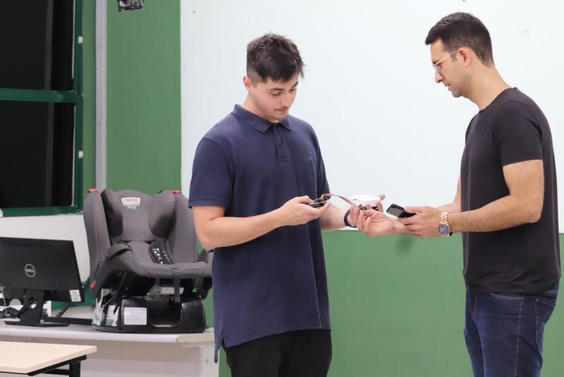 Acadêmico de Ciência da Computação faz protótipo para evitar esquecimento de bebês em veículos