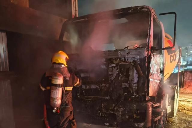 Bombeiros são acionados após caminhão ser atingido por incêndio