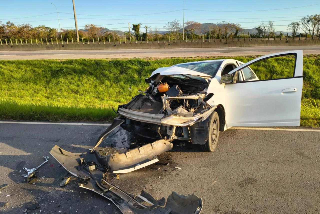 Fotos: motorista fica ferido após colisão traseira com caminhão na BR-101