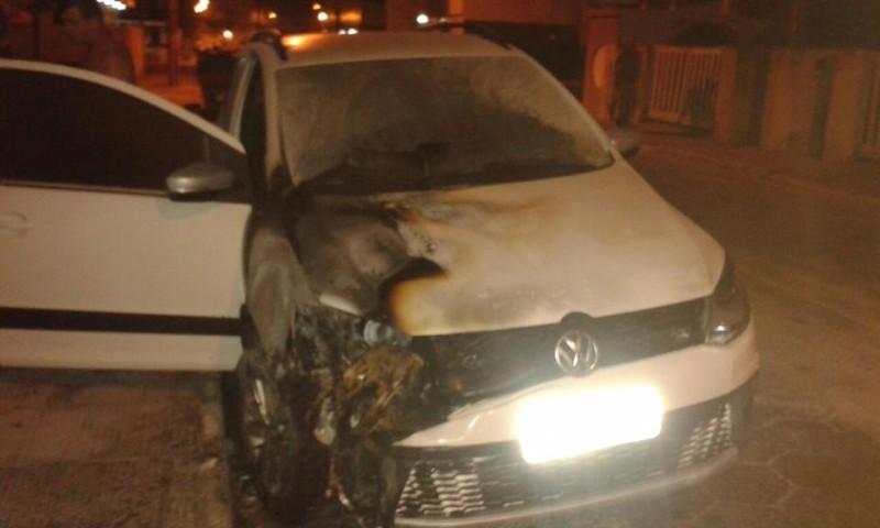 Carro é parcialmente destruído em incêndio 