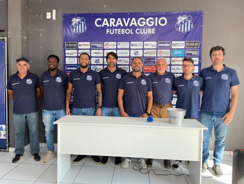 Caravaggio apresenta comissão técnica para equipe profissional