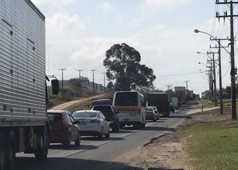 Caminhão quebrado causa fila na Rodovia Otávio Dassoler