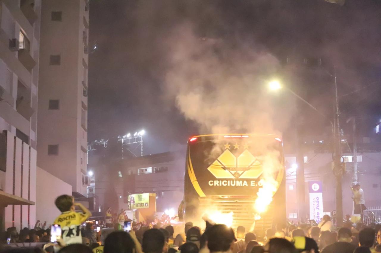 Torcida carvoeira se mobiliza para duelo contra o Juventude