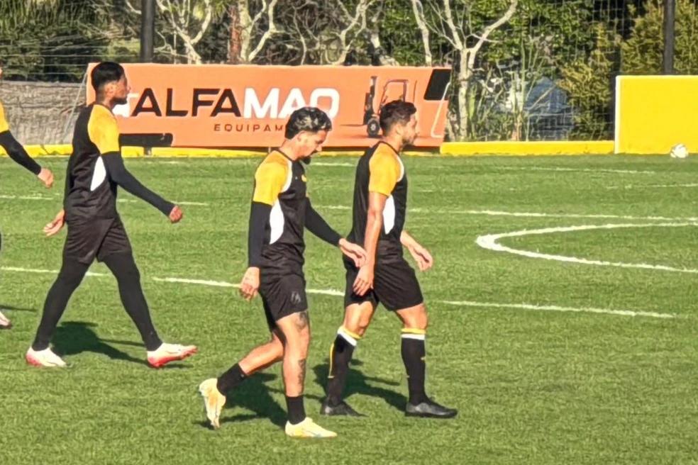 Jhonata Robert participa de jogo-treino e fica à disposição para enfrentar o Londrina