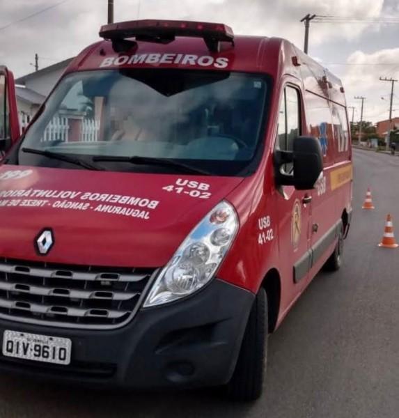 Motociclista é encaminhada ao hospital após colisão contra carro em Jaguaruna