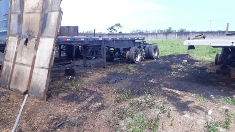 Dois semirreboques são danificados por incêndio; chamas iniciaram em uma vegetação
