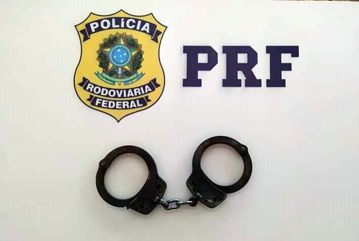 Homem com mandado de prisão ativo por roubo é preso na BR-101, em Tubarão 