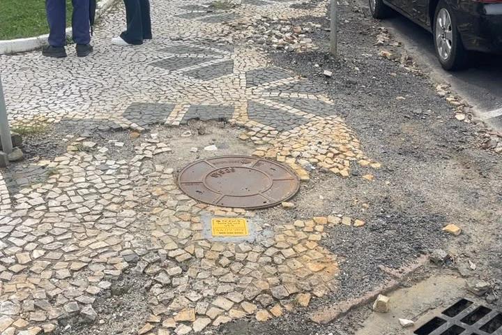 Vereador cobra reconstrução de calçada e manutenção de bocas de lobo em praça de Criciúma; veja fotos