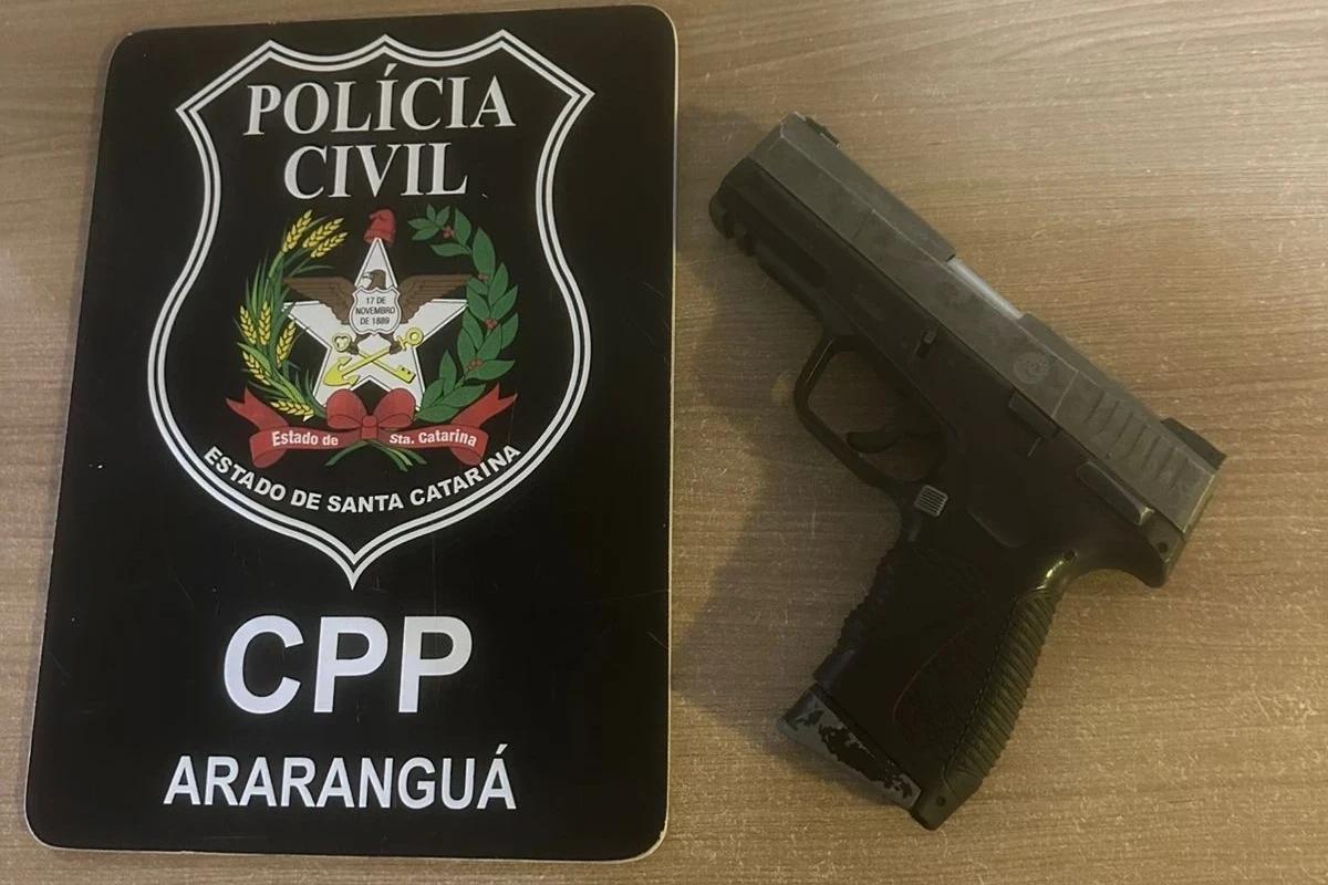 Policia apreende réplica de pistola em casa de morador de Araranguá acusado de ameaçar a ex