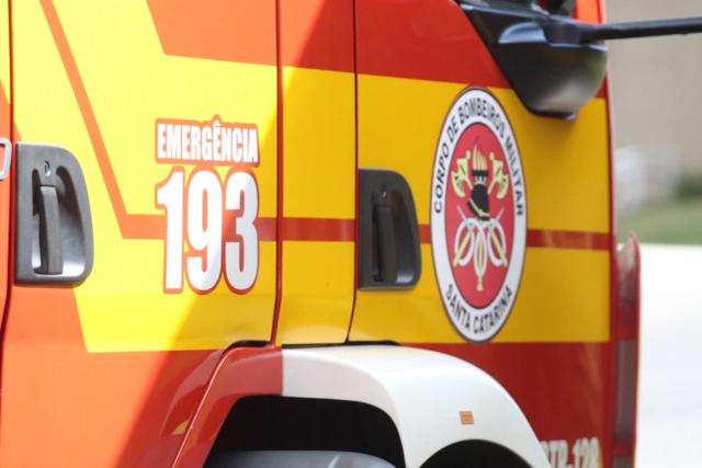 Homem fica ferido após colisão entre carro e motocicleta