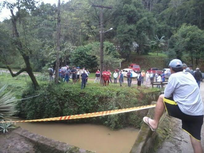 Carro cai no rio Jordão, motorista está desaparecido