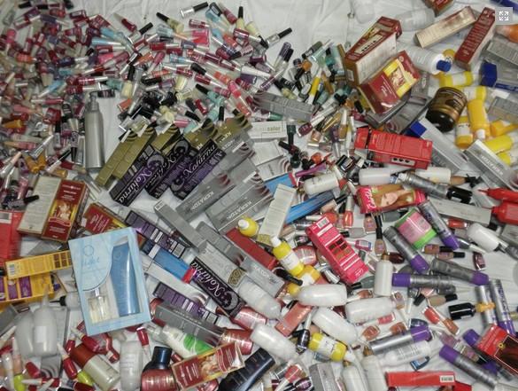 Cosméticos vencidos são apreendidos pela Vigilância