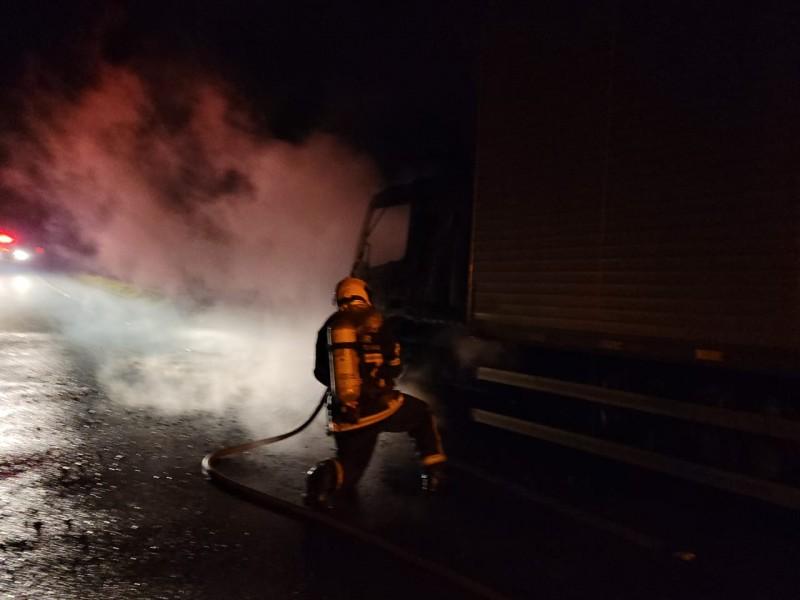 Cabine de caminhão é destruída por incêndio em Lauro Müller