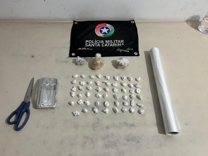 Com auxílio de cão policial, PM apreende drogas e prende suspeitos de tráfico