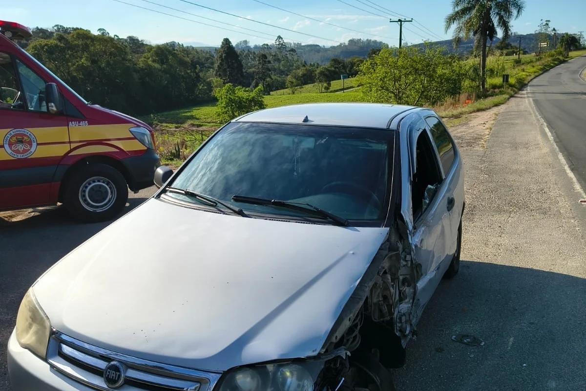 Colisão entre carro e caminhão deixa homem ferido