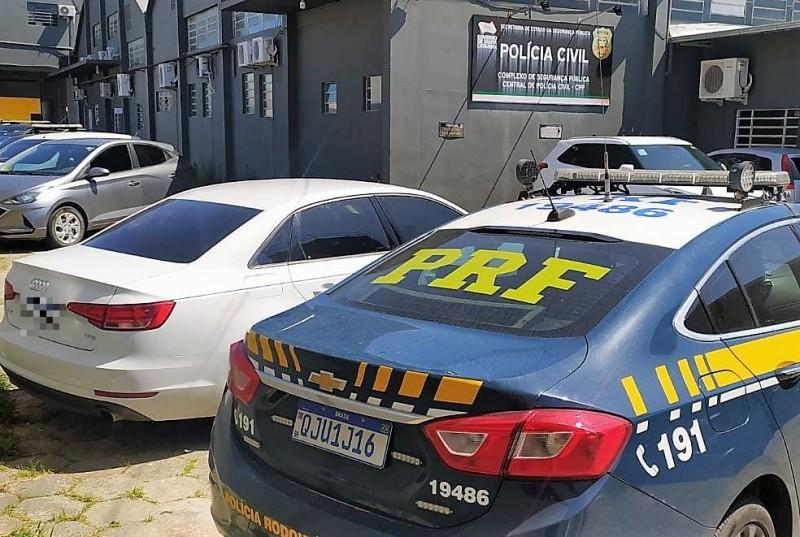 Em Tubarão, PRF recupera carro de luxo furtado em Joinville