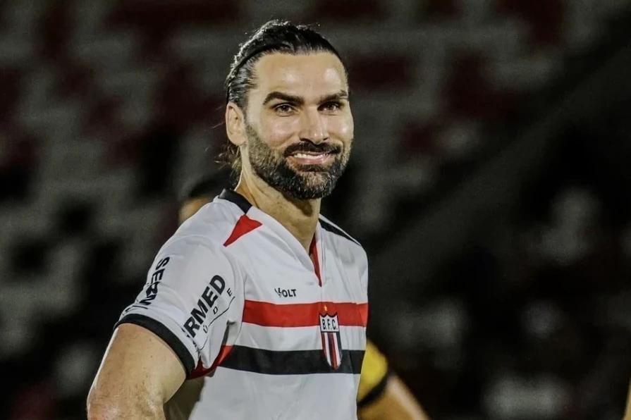 Léo Gamalho reencontra torcida carvoeira e exalta festa no Majestoso: ‘chegou a arrepiar’