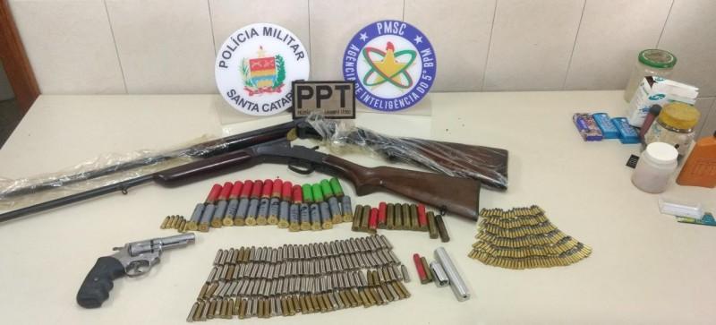 Idoso é detido por armazenar armas, munições e pássaros silvestres em casa