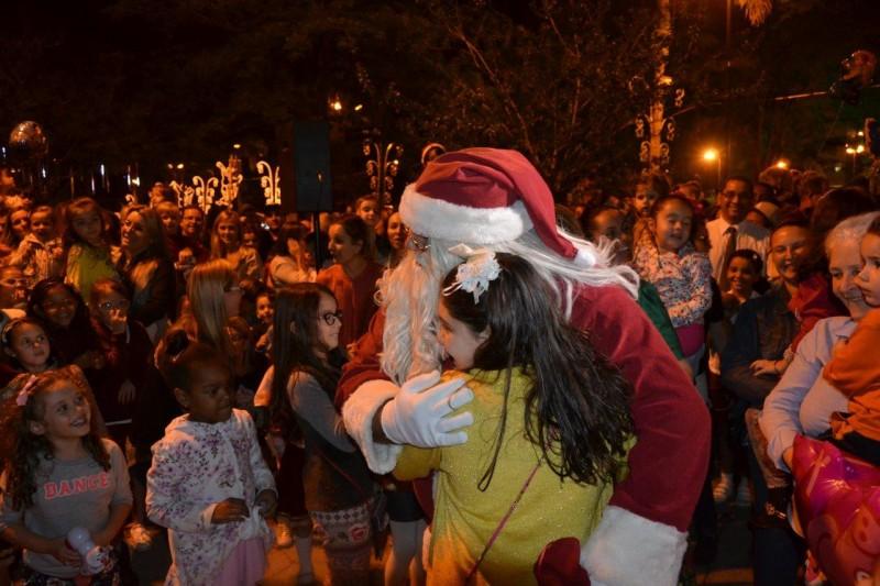 Natal Luz reúne centenas de pessoas na Praça do Congresso