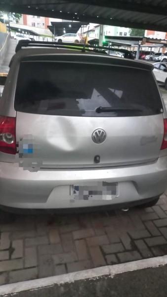 Homem danifica veículos estacionados e estrutura de condomínio em Criciúma