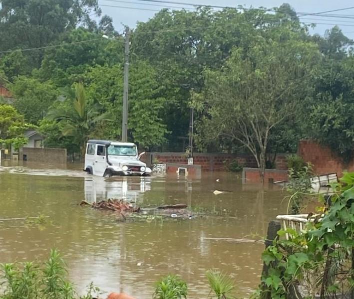Em seu veículo, empresário de Criciúma ajuda famílias desabrigadas pela chuva em Forquilhinha
