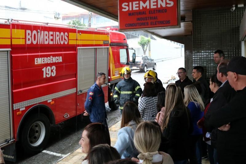Corpo de Bombeiros realiza plano de evacuação