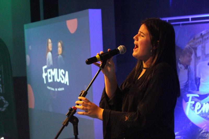 Voz e desenvoltura de cantora criciumense chamam a atenção da dupla Bruno e Marrone 