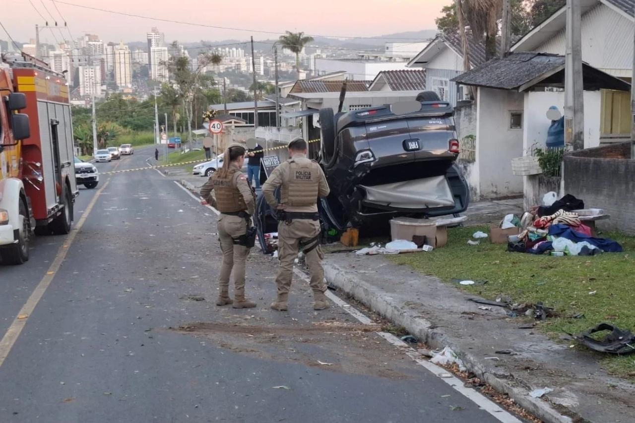 Capotamento deixa duas mulheres feridas em Criciúma