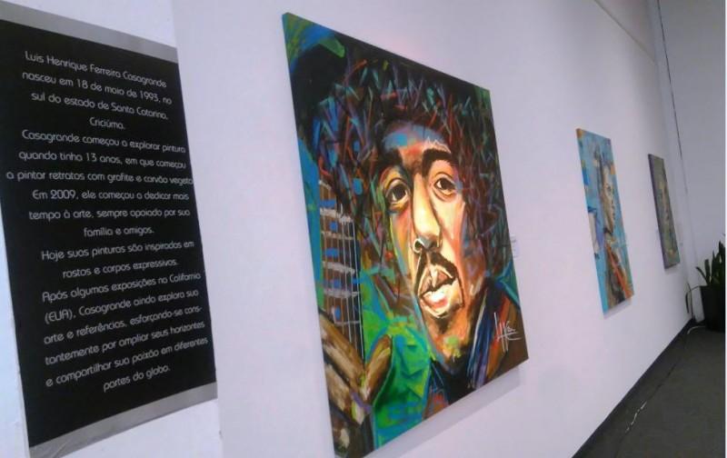 Arte: Retratos com grafite e carvão vegetal expostos no Nações Shopping