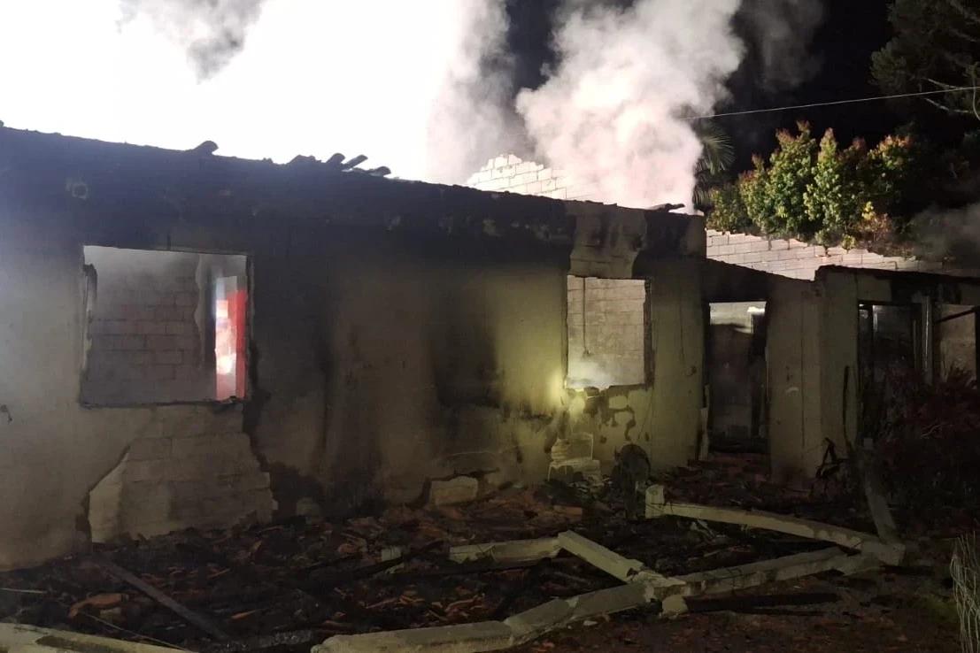 Bombeiros utilizam 8 mil litros de água para combater incêndio em residência