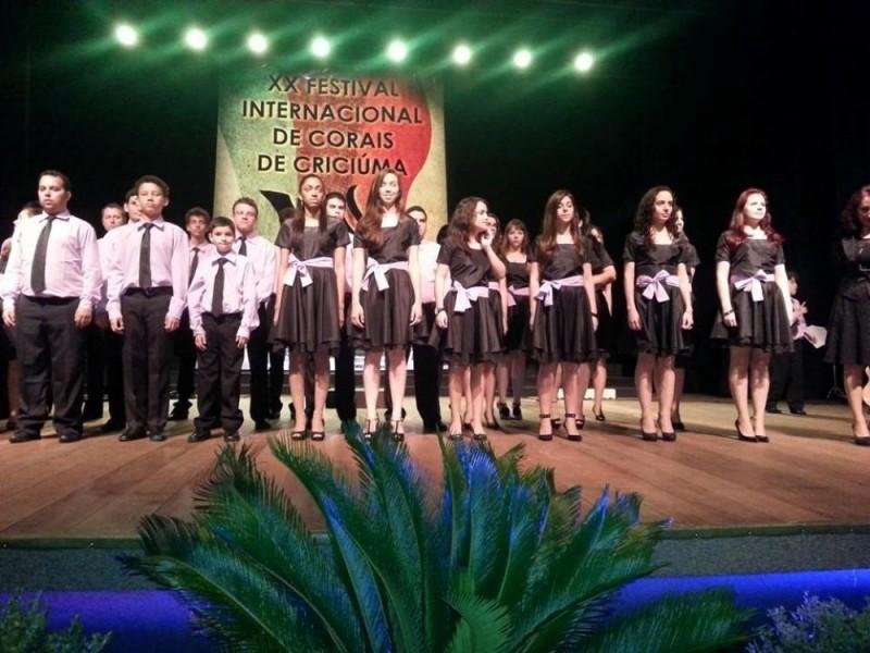  Vozes infanto-juvenis encantam público no Teatro Elias Angeloni