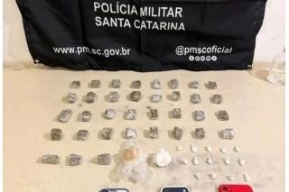 Casal é preso após ser flagrado com maconha, crack e cocaína