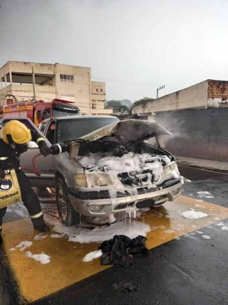 Caminhonete pega fogo no bairro Operária Nova em Criciúma