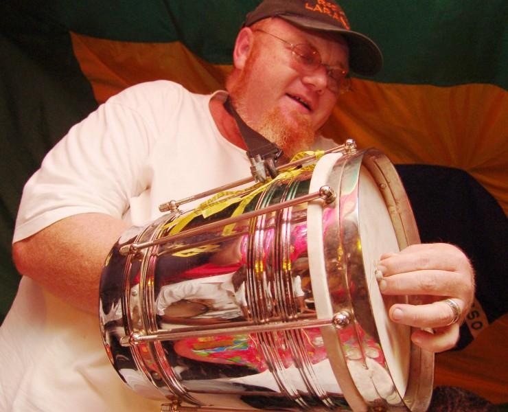 Baterista do Nenhum de Nós se apresenta na Saint Bier