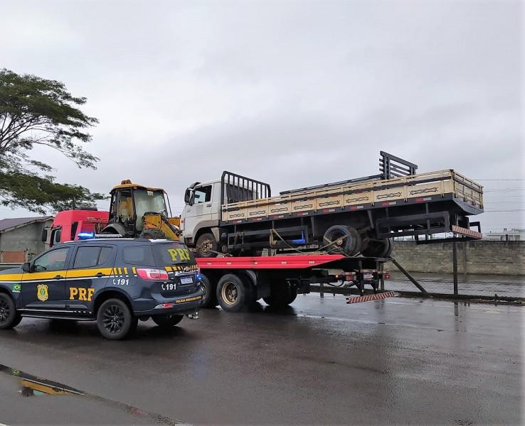 PRF flagra caminhão sendo transportado fora da carroceria na BR-101, em Araranguá 