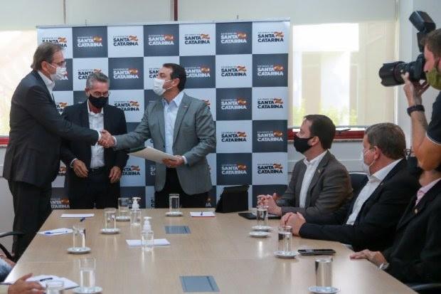 Carlos Moisés encaminhará à Alesc proposta de reajuste médio de 5,45% no salário mínimo regional