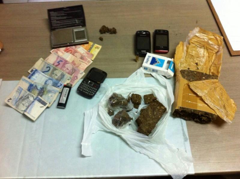 Cinco são identificados comercializando drogas