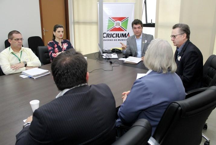 Acélio Casagrande assina recontratualização com Hospital São José
