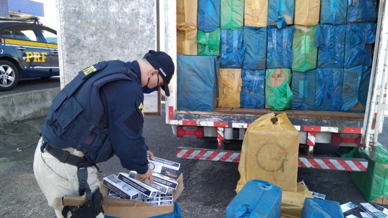 Pela terceira vez neste ano, motorista é preso transportando cigarros contrabandeados