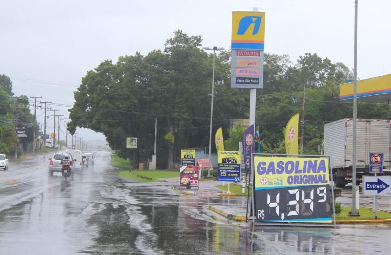 Petrobras anuncia desconto, mas preço da gasolina ainda não refletiu no bolso do consumidor