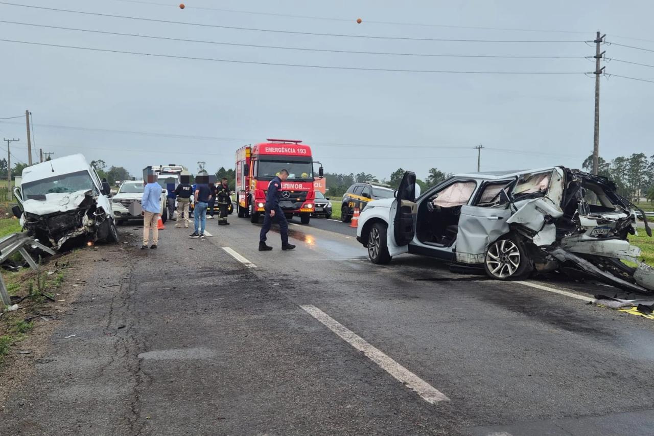 Colisão entre van e Range Rover na BR-101 deixa homem gravemente ferido