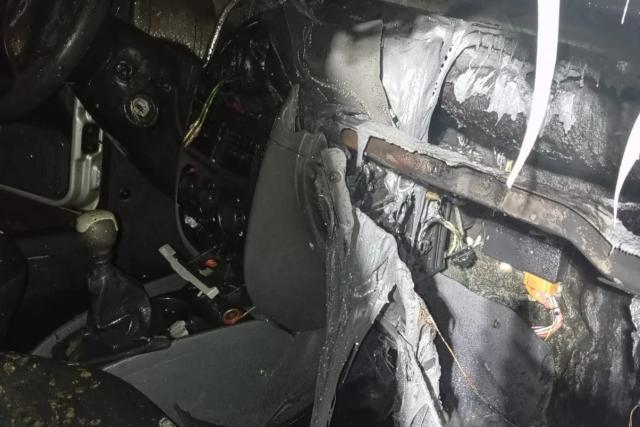 Veículo é parcialmente destruído após ser atingido por incêndio em Sombrio