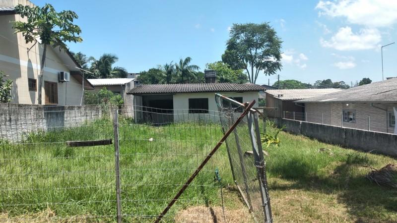Casa abandonada pega fogo e bombeiros são acionados em Araranguá 