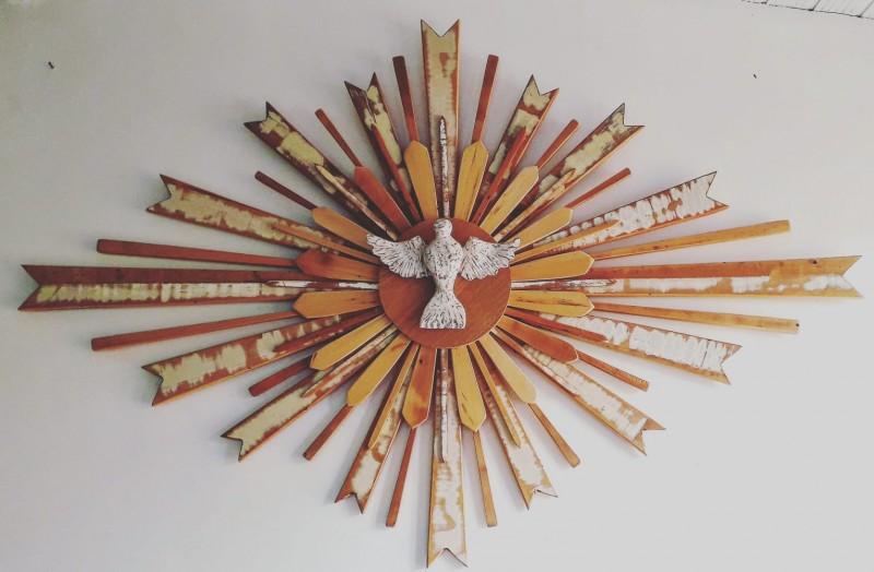 Artesão cria peças com madeiras de demolição 