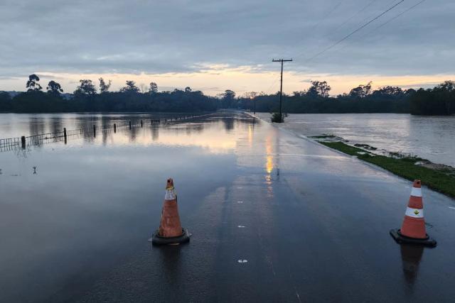 Rodovia Fortunato Salvan é interditada devido ao acúmulo de água na pista
