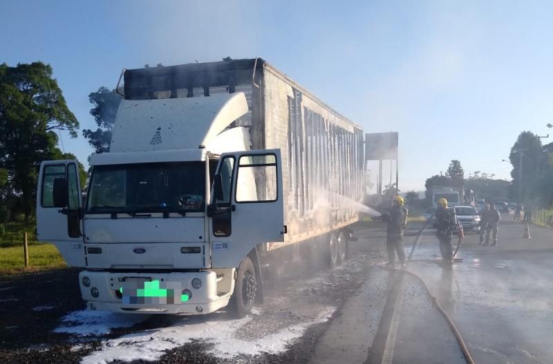 Nova Veneza: carroceria de caminhão é destruída por incêndio na rodovia Valentim Damiani