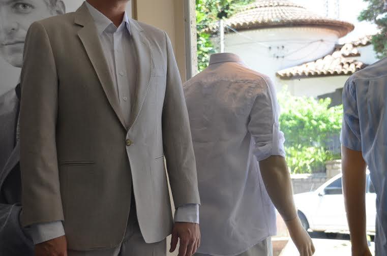 Megaliquidação facilita compra de trajes para festas sociais de início de ano