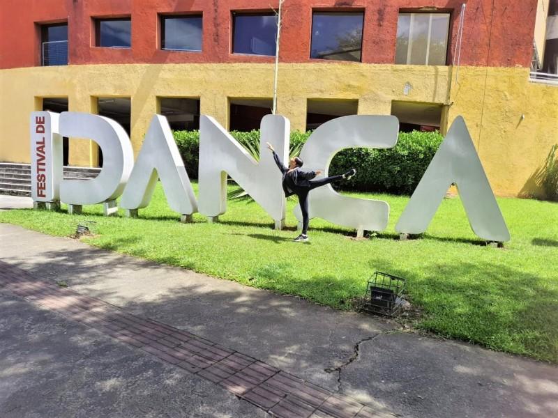 Aluna do balé de Içara está participando de aula no Bolshoi de Joinville