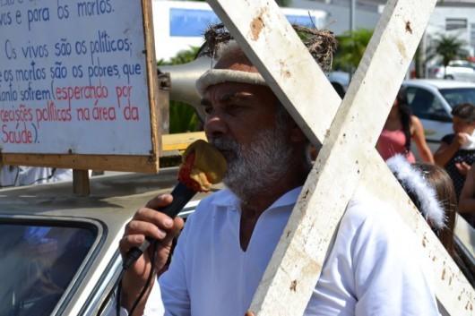 Vestido de Jesus Cristo, homem protesta por melhorias na saúde pública